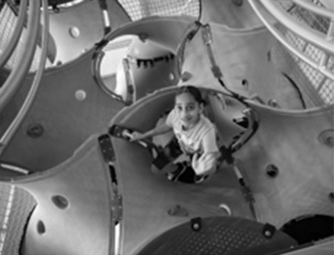 gallery_0011_child-in-exhibit
